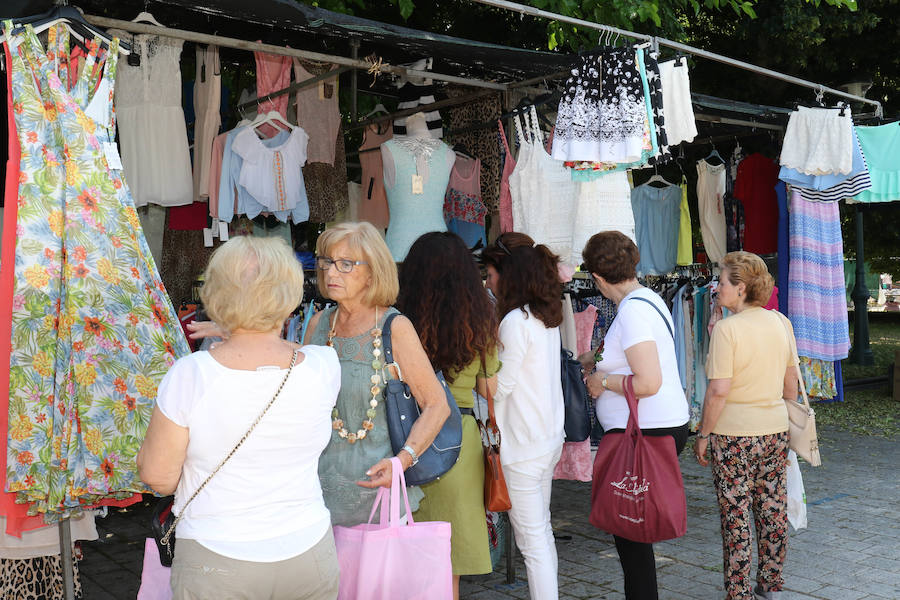 Fotos: Primer día de mercadillo en Las Moreras