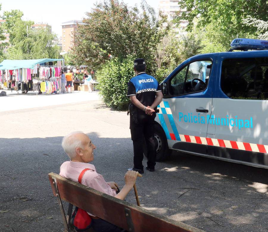 Fotos: Primer día de mercadillo en Las Moreras