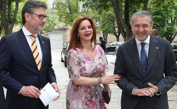 El alcalde de La Granja, la presidenta de las Cortes y el presidente de la Fes, este viernes en el Real Sitio. 