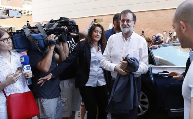Mariano Rajoy llega a su puesto de trabajo en Santa Pola. 