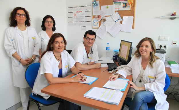 Equipo de la UCA. Desde la izquierda, Mayte Criado, jefa del Servicio de Farmacia; Montse Sanz (Servicio de Medicina Interna); Celia Sanz (Servicio de Medicina Interna); Jorge Elízaga, jefe del Servicio de Medicina Interna; y Leonor Gómez (Servicio de Farmacia). 