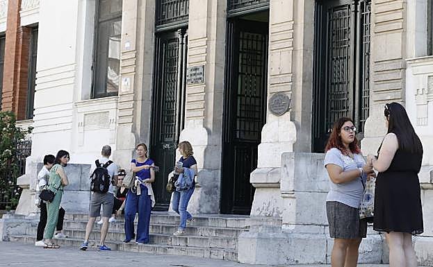 Aspirantes al examen, a la puerta del instituto Jorge Manrique. 