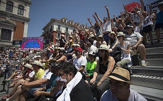 Los aficionados abarrtoan la pista durante la mañana. 