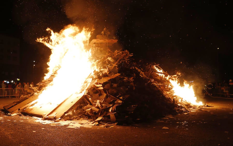 Fotos: Hoguera de San Juan en Palencia