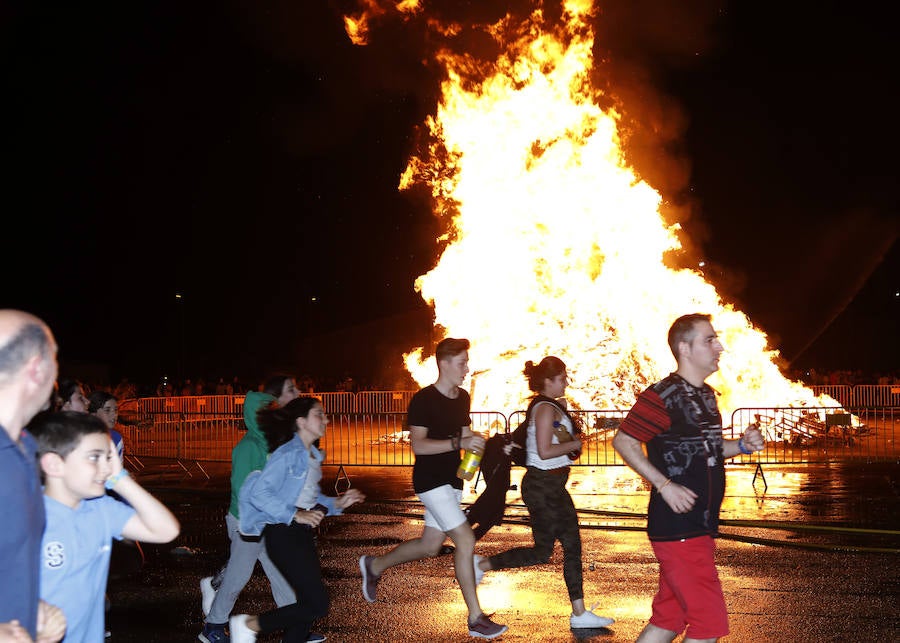 Fotos: Hoguera de San Juan en Palencia
