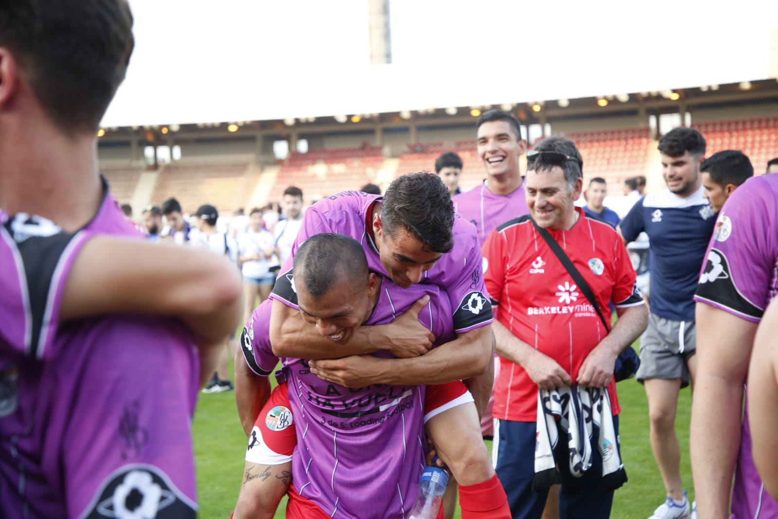 Fotos: El Salmantino asciende a Segunda B