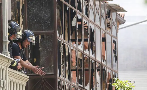 Los bomberos, en el edificio.