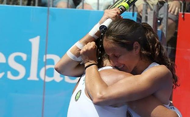 Lucía Sainz y Gemma Triay se abrazan al ganar la final. 
