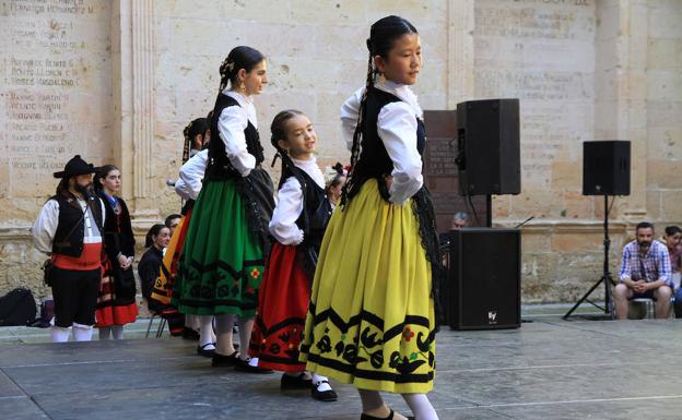 El Grupo de Danzas Villa de Madrid, en el Festival Joven Mariano San Romualdo Silverio. 