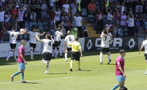 Los jugadores del Salmantino celebran el tanto de Ortiz en el Helmántico ante el Compostela.