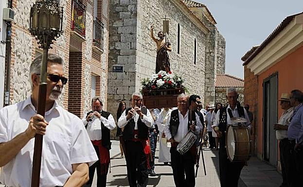 Procesión por las calles de Sardón de Duero. 