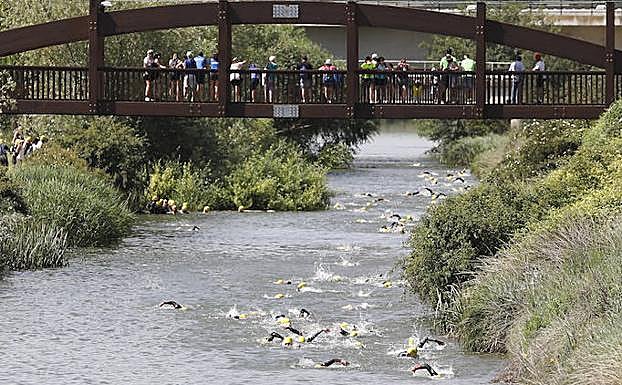 Los triatletas lfinalizan el tramo a nado. 