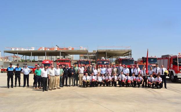 Foto de familia. Los bomberos estuvieron arropados por numerosas autoridades de diferentes instituciones. 