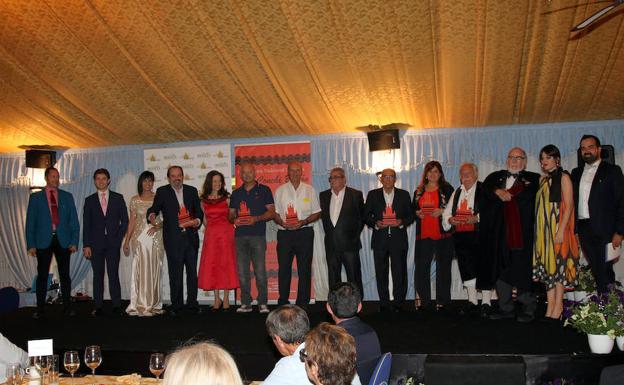 Los premiados por la Asociación Mesalta posan junto a los presentadores de la gala. 