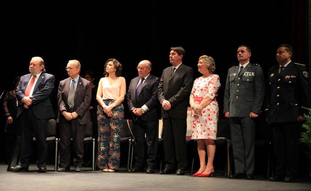 Los premiados, en el escenario del teatro Juan Bravo.