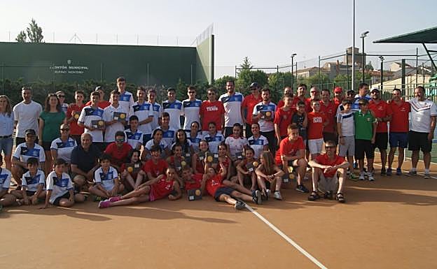 Los jugadores posan durante las finales provinciales de tenis en Alba de Tormes. 