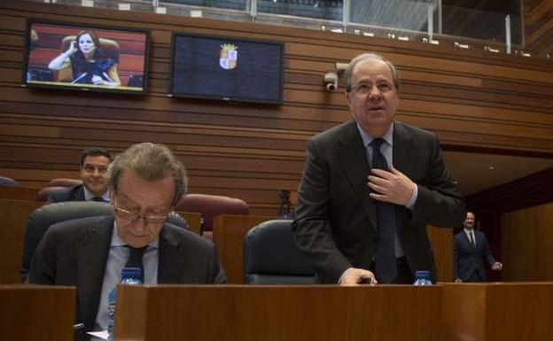 Juan Vicente Herrera se sienta en su escaño de las Cortes en el Debate sobre el Estado de la Comunidad celebrado el año pasado.