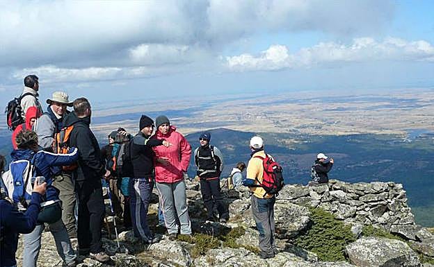 Un grupo de excursionistas en Guadarrama. 