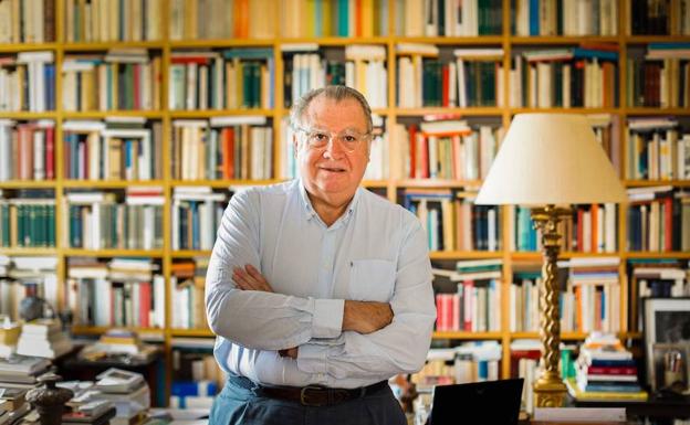 El escritor y profesor Jaime Siles, en su biblioteca. 