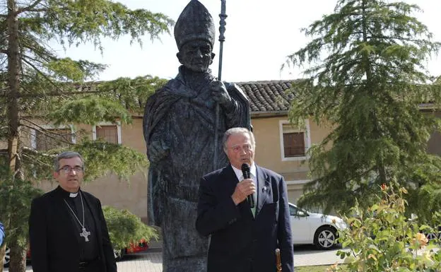 El obispo auxiliar y el alcalde de Villamuriel, frente a la escultura.