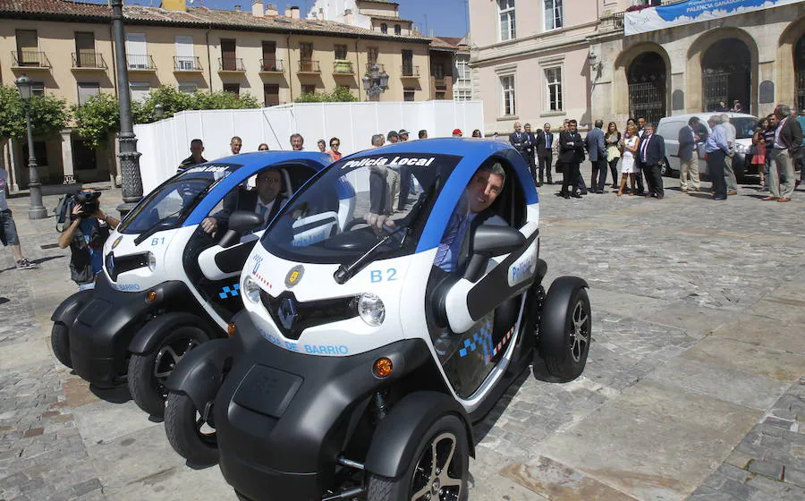 Los dos primeros coches eléctricos del Ayuntamiento, en 2012.