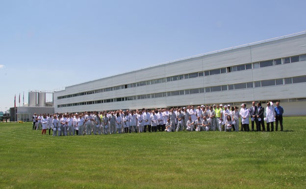 Trabajadores de Plastic Omnium celebrando el 25 aniversario de la planta de Arévalo. 