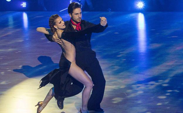 David Bustamante con Yana Olina durante su actuación. 