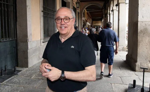 Alfonso Reguera, este miércoles junto al Ayuntamiento.