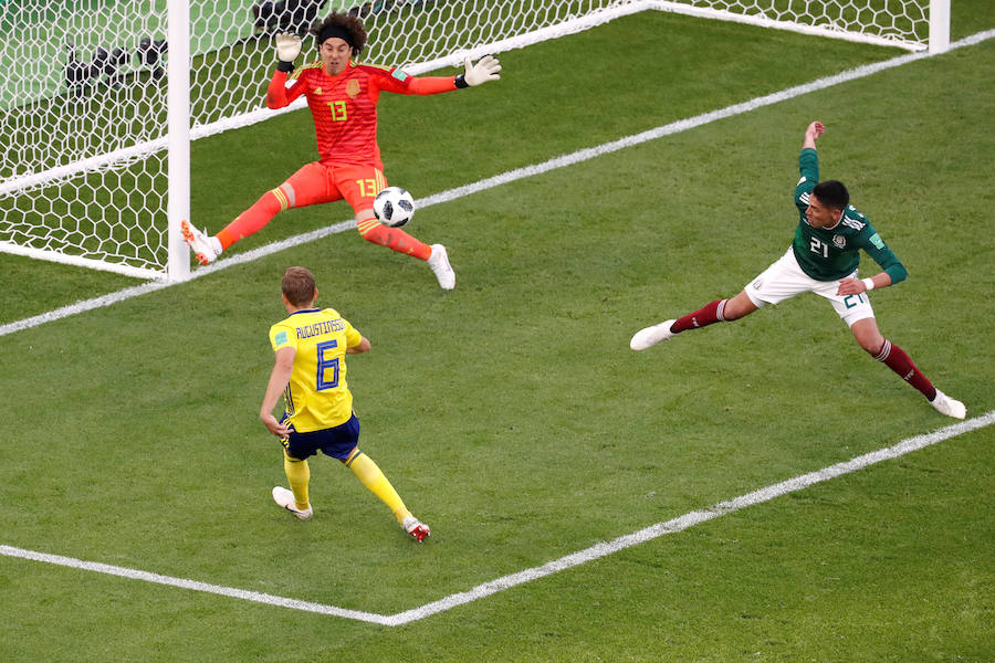 Suecia se impuso por 0-3 a México en el encuentro correspondiente a la tercera jornada del grupo F. La derrota de Alemania ante Corea del Sur dio el pase a ambas selecciones para octavos. 