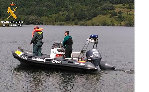 Agentes de la Guardia Civil, en el pantano de Requejada.