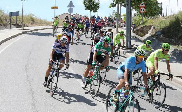 Los ciclistas afrontan los primeros metros de la etapa entre La Lastrilla y Torrecaballeros.