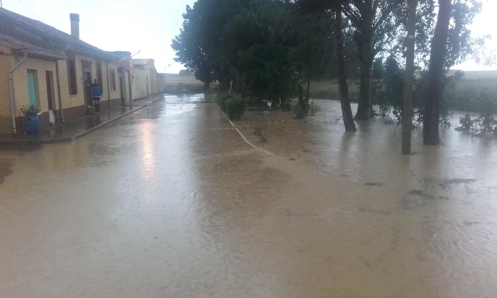 Los bomberos tuvieron que achicar agua en varias viviendas tras recoger hasta 45 litros por metro cuadrado, según algunos vecinos