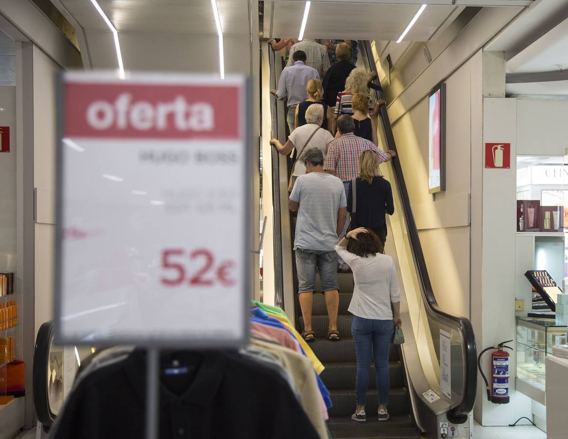Fotos: Comienzan las rebajas de verano en Valladolid