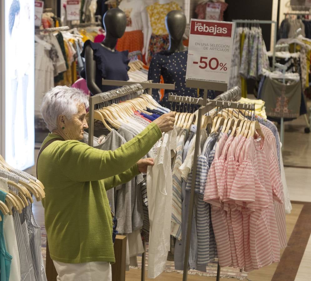 Fotos: Comienzan las rebajas de verano en Valladolid
