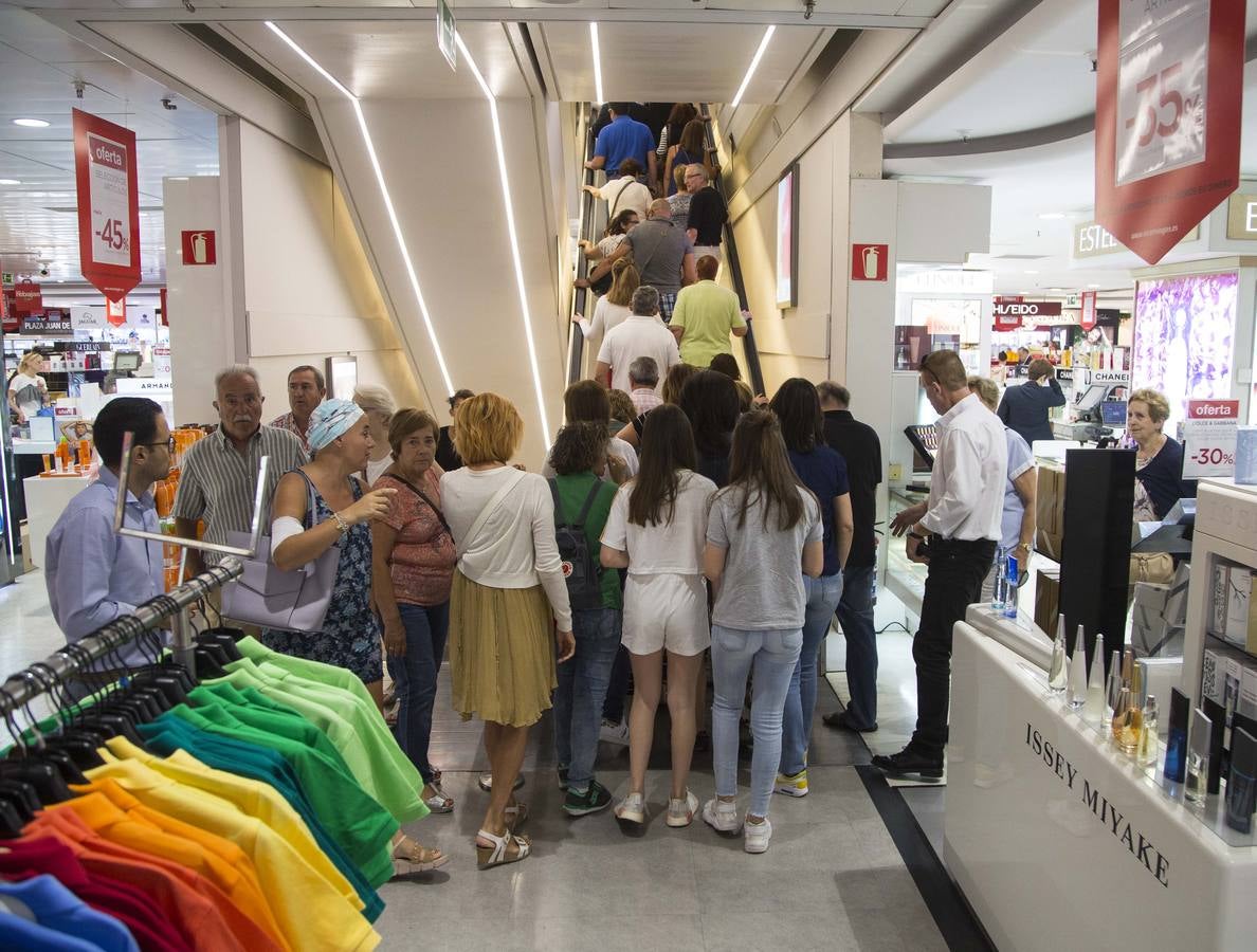 Fotos: Comienzan las rebajas de verano en Valladolid