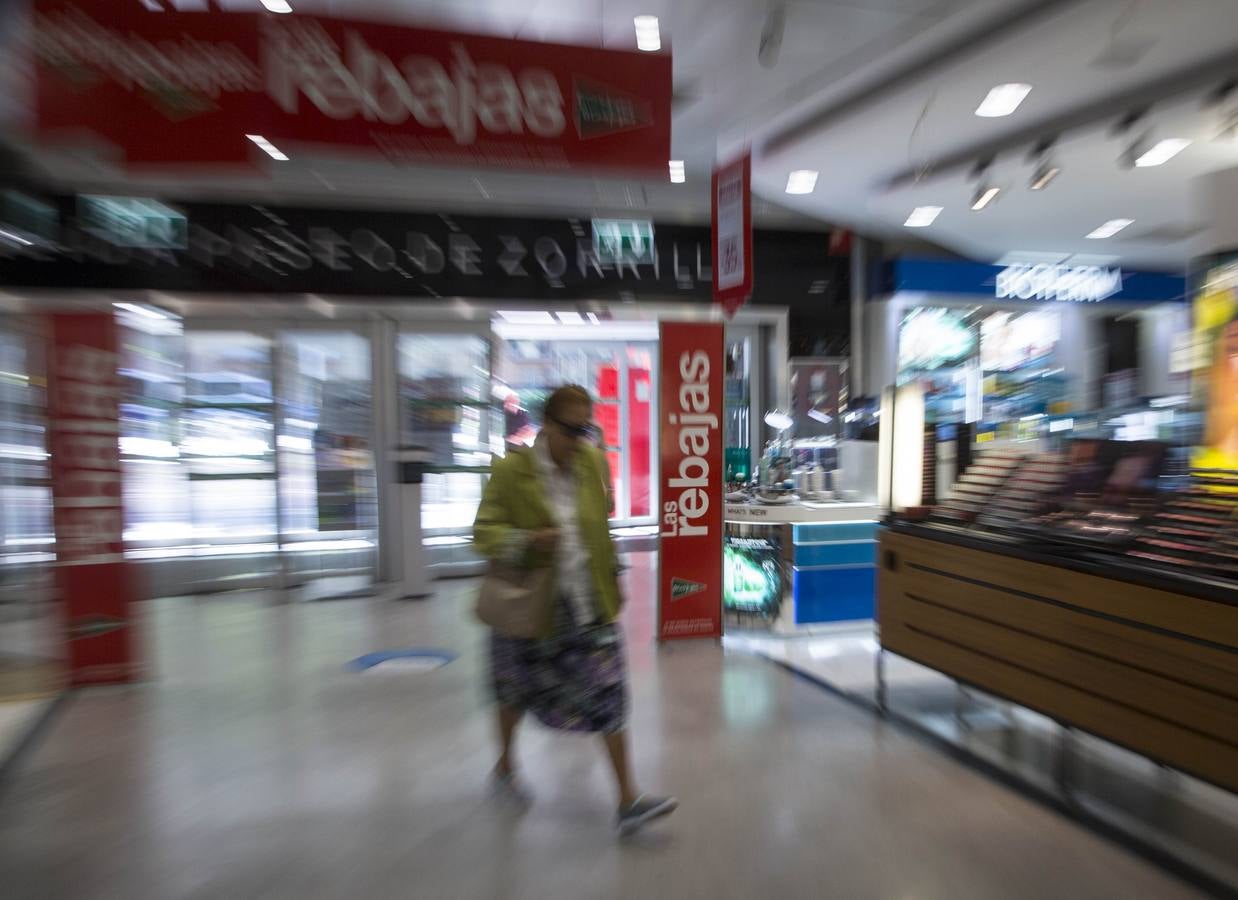 Fotos: Comienzan las rebajas de verano en Valladolid