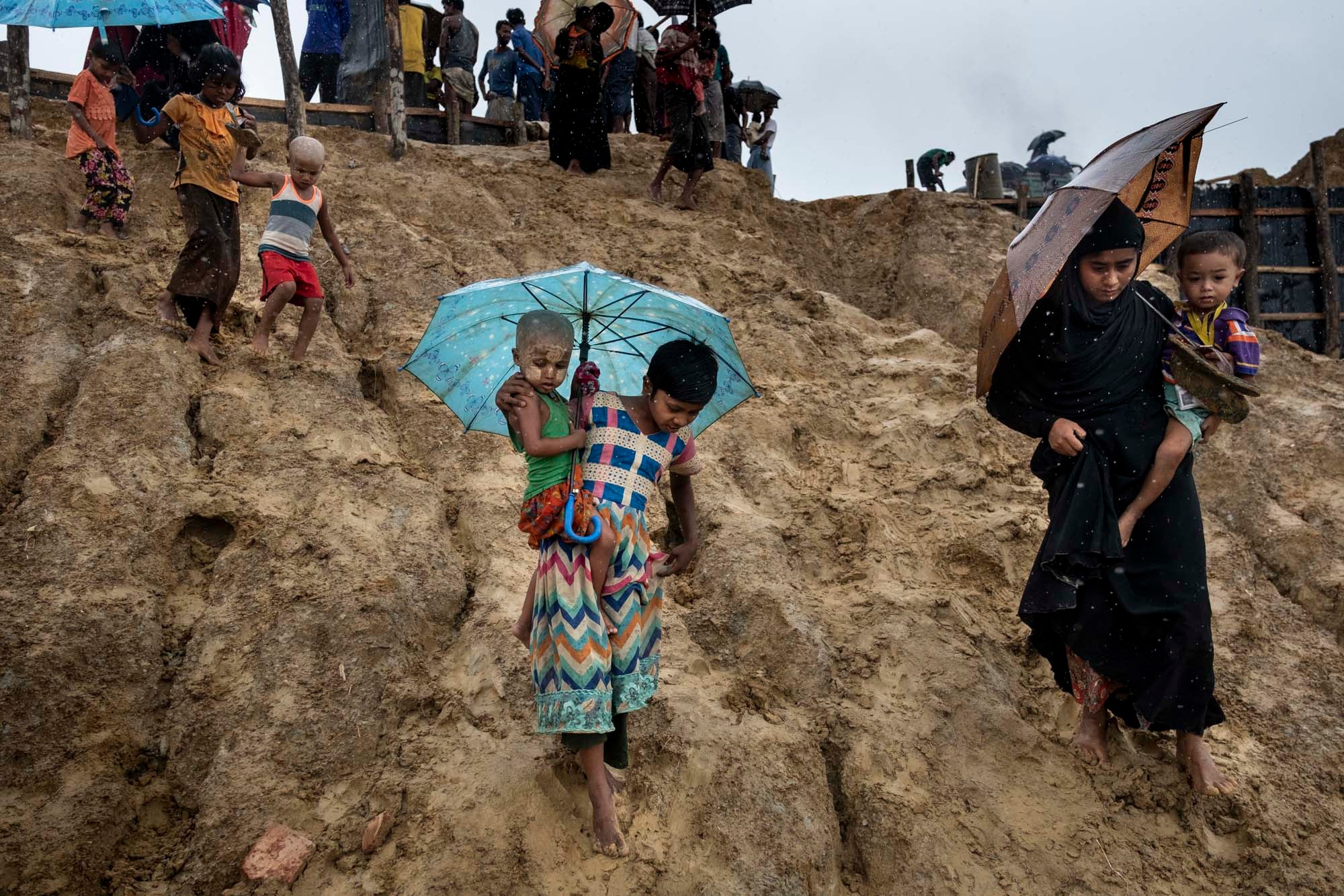 Los más de 800.000 refugiados rohingya que vive en los campos de refugiados de Bangladés, la mitad de ellos niños y niñas, está sufriendo el comienzo de las fuertes lluvias del monzón