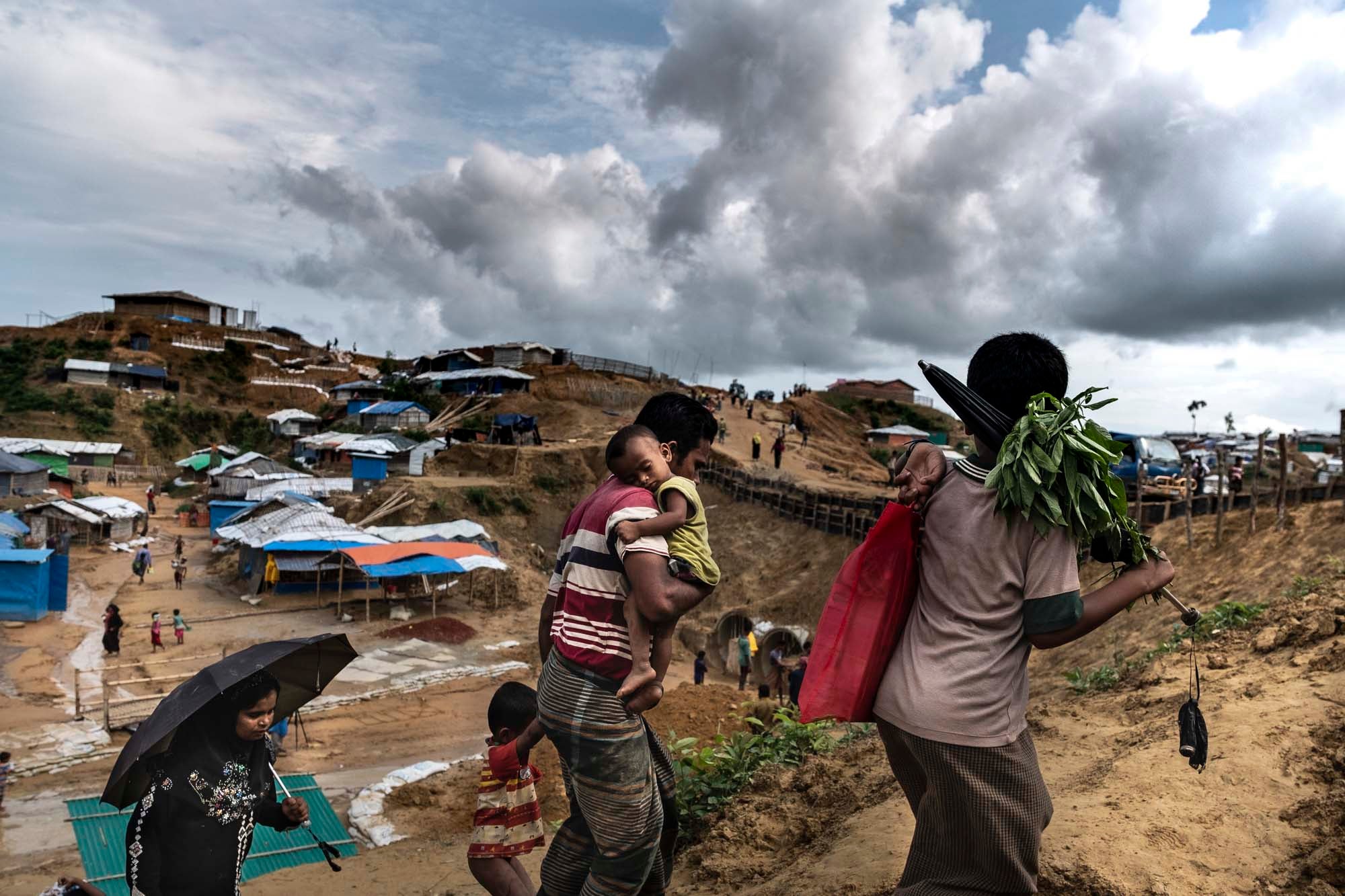 Los más de 800.000 refugiados rohingya que vive en los campos de refugiados de Bangladés, la mitad de ellos niños y niñas, está sufriendo el comienzo de las fuertes lluvias del monzón