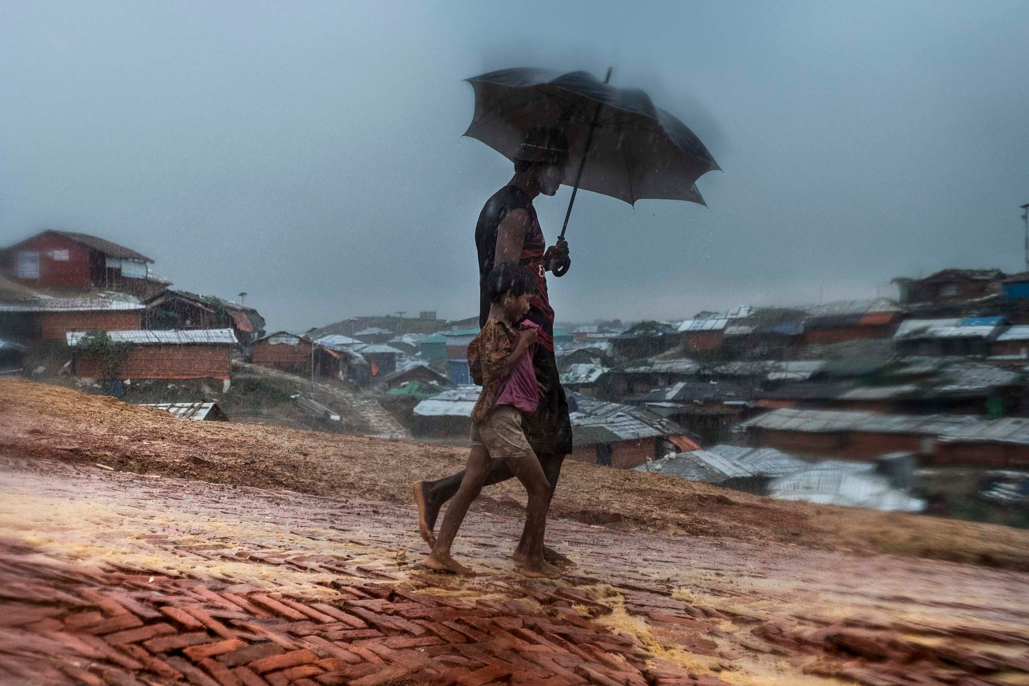 Los más de 800.000 refugiados rohingya que vive en los campos de refugiados de Bangladés, la mitad de ellos niños y niñas, está sufriendo el comienzo de las fuertes lluvias del monzón