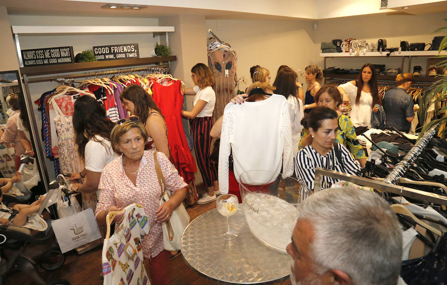 Fotos: Noche de compras en Palencia