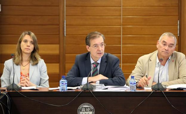 El presidente del Consejo Económico y Social de Castilla y León, Germán Barrios, en el centro, entre Ángela de Miguel, vicepresidenta de Cecale y Evelio Angulo, vicesecretario de UGT.