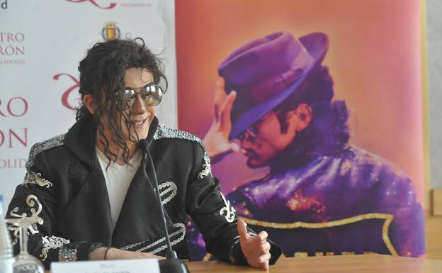 Álex Blanco, caracterizado como Michael Jackson, en la presentación de 'Forever' en el Teatro Calderón. 
