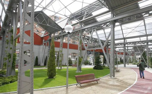 Jardín semicubierto en las antiguas naves de Enertec, en el Paseo de Arco de Ladrillo, rehabilitadas por la constructora Diursa
