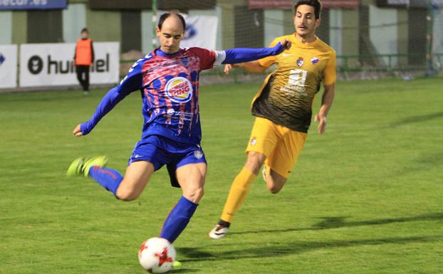 El capitán gimnástico Chema golpea el balón durante un partido en La Albuera.