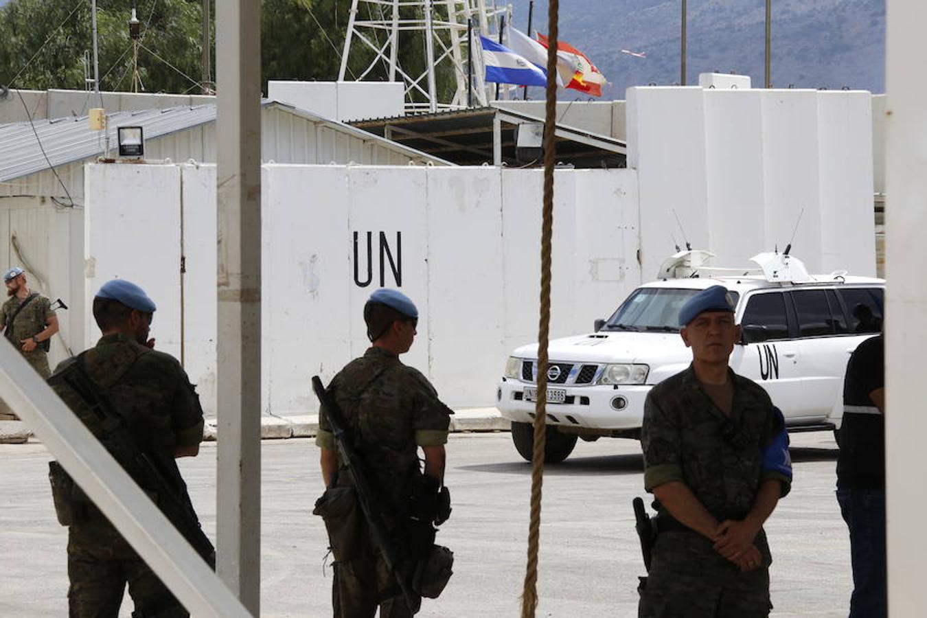 Margarita Robles visita dos puestos de vigilancia estratégicos claves dentro del despliegue de UNIFIL