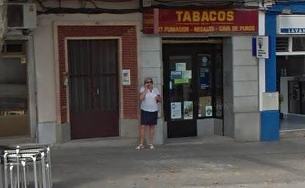 Estanco y despacho de lotería que ha vendido parte del primer premio del sorteo de este sábado en Segovia. El Norte