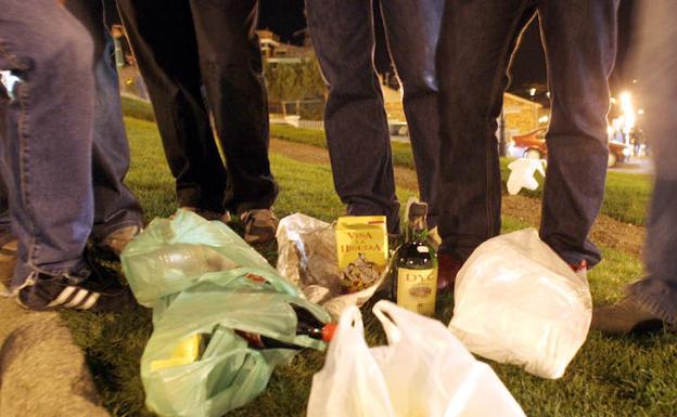 Jóvenes con las bolsas preparadas para hacer botellón en Segovia. 