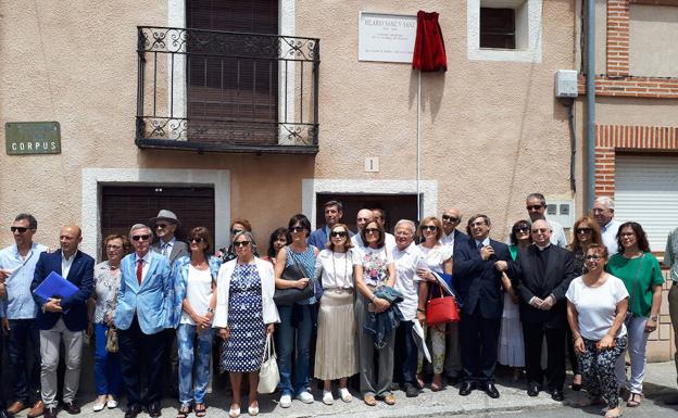 Asistentes al descubrimiento de la placa en homenaje a Hilario Sanz, este domingo, en Escalona del Prado. 