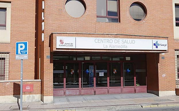 El acceso de uno de los centros de salud de la capital salmantina. 