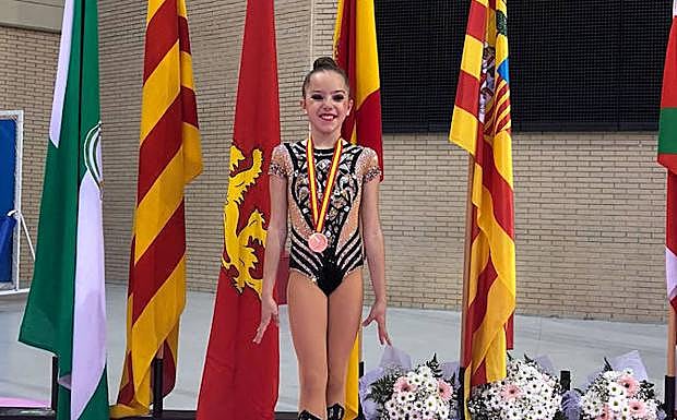 Carla Yáñez, con su medalla.